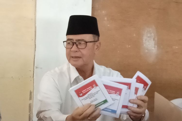 Wakil Gubernur Sumbar Nasrul Abit mencoblos di TPS 05 Perumnas, Painan Timur, Sumatera Barat. Di TPS ini, Jokowi-Maaruf Amin hanya memperoleh 7 suara
