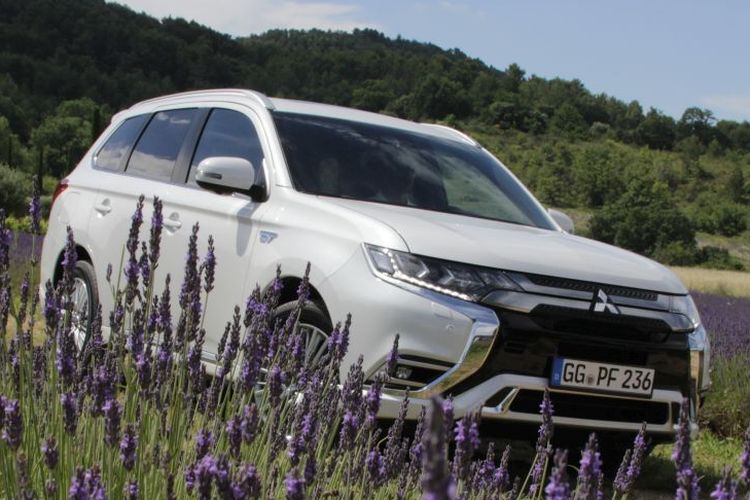 Uji Mitsubishi Outlander PHEV di Marseille, Perancis