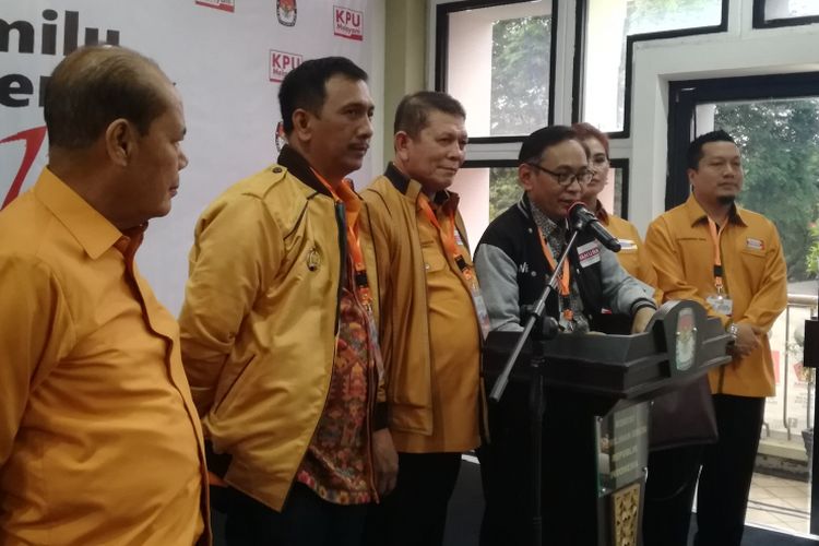 Ketua Badan Pemenangan Pemilu Partai Hanura Gede Pasek Suardika (kedua dari kiri) mendampingi jajaran pimpinan Hanura di KPU, Jakarta, Selasa (17/7/2018)