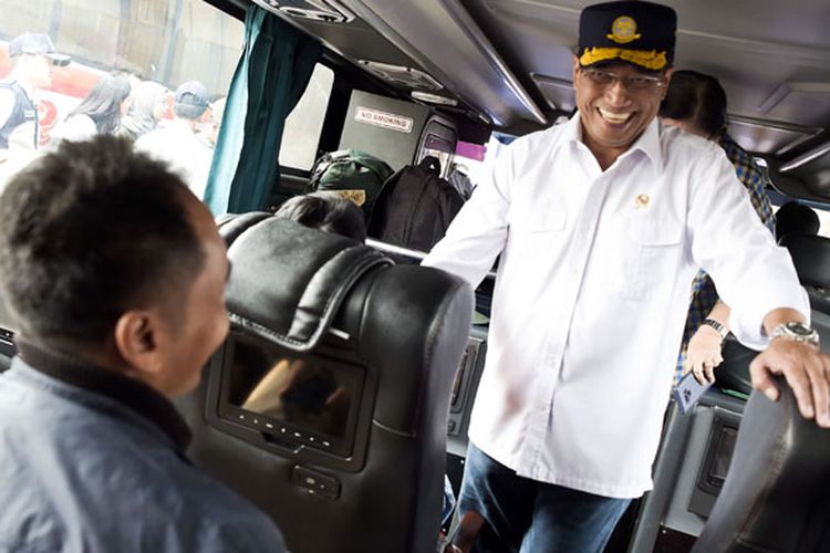 Menteri Perhubungan Budi Karya Sumadi berbincang dengan pemudik saat meninjau pelayanan angkutan lebaran dan fasilitas di Terminal Pulo Gebang, Jakarta, Minggu (2/6/2019). Budi Karya Sumadi juga melakukan tinjauan tiga lokasi yakni Terminal Bus Pulo Gebang dan Stasiun Kereta Api Senen serta Bandara Internasional Soekarno-Hatta guna mengetahui kesiapan sarana dan prasarana untuk upaya kelancaran kegiatan arus mudik dan balik 2019.  