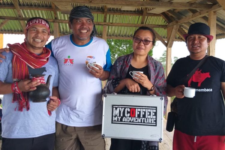 Togu Simorangkir dan Biston Manihuruk mendapatkan kopi spesial dari Gani Silaban seorang barista kopi dari Desa Nagasaribu yang namanya telah mendunia.