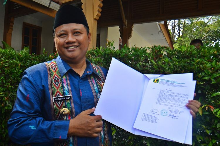 Bupati Tasikmalaya sekaligus bakal calon wakil Gubernur Uu Ruzhanul Ulum, memperlihatkan surat keputusan persetujuan DPP PPP untuk calon Gubernur dan calon wakil Gubernur Jabar di Pendopo Lama, Kota Tasikmalaya, Jawa Barat, Rabu (25/10). Setelah Partai Nasdem dan PKB, PPP mengusung Walikota Bandung Ridwan Kamil untuk maju menjadi Gubernur Jawa Barat 2018-2022 didampingi Uu Ruzhanul Ulum yang juga kader PPP. ANTARA FOTO/Adeng Bustomi/foc/17.