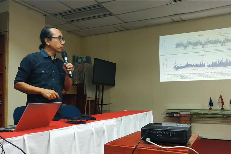 Direktur Eksekutif Komisi Penghapusan Bensin Bertimbal (KPBB) Ahmad Safrudin memaparkan data pencemaran udara di Jakarta.