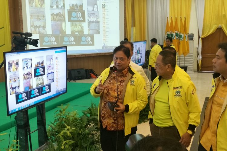 Ketua Umum Partai Golkar Airlangga Hartarto saat ditemui di kantor DPP Partai Golkar, Slipi, Jakarta Barat, Selasa (16/4/2019).