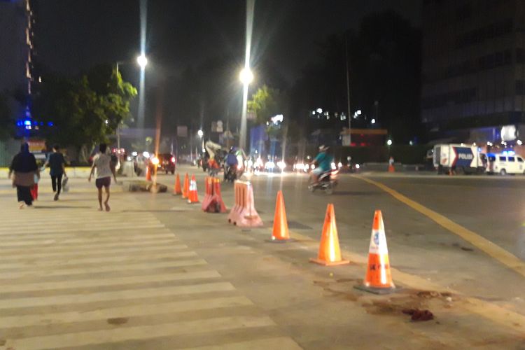 Jalan MH Thamrin berangsur dibuka dan bisa dilewati kendaraan, Senin (27/5/2019) malam