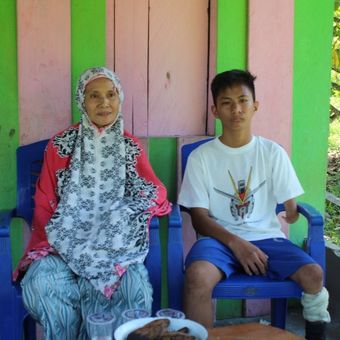 Muhammad Amin Syam (11), siswa kelas VI Madrasah Ibtidaiyah (MI) Nurul Hikmah, di Desa Tolada, Kecamatan Malangke, Kabupaten Luwu Utara, Sulawesi Selatan, adalah seorang penyandang disabilitas. Surat yang ditulisnya untuk Presiden Joko Widodo viral di media sosial. Dia meminta kaki palsu kepada presiden.