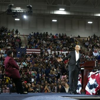 Mantan Presiden AS Barack Obama berpidato di hadapan massa untuk mendukung kandidat Gubernur  Georgia Stacey Abrams (kiri) selama kampanye di Morehouse College di Atlanta, Georgia. Foto ini diambil pada Jumat (2/11/2018). (AFP/Jessica McGowan)