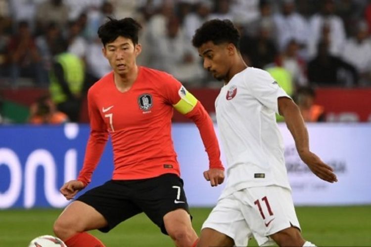 Son Heung-min membayang-bayangi Akram Afid pada pertandingan Korea Selatan vs Qatar dalam babak perempat final Piala Asia 2019, 25 Januari 2019. 