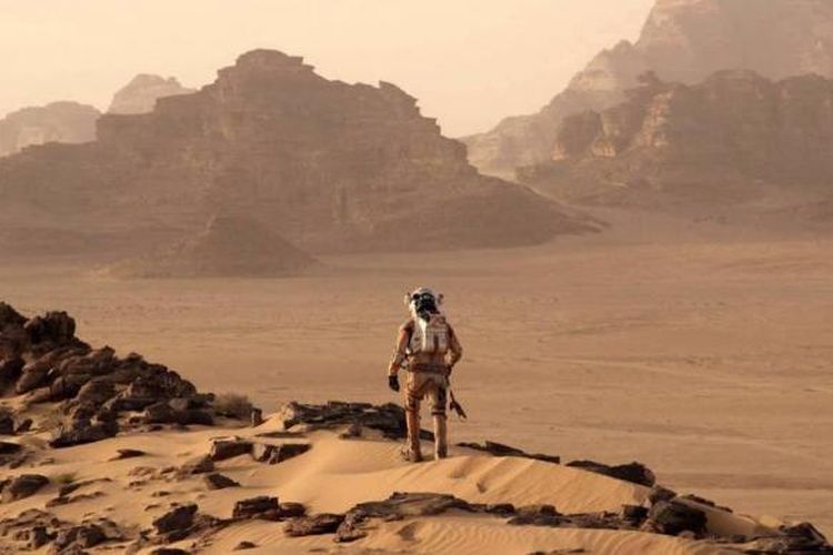 Adegan saat astronot Mark Watney mencoba bertahan di Planet Mars.