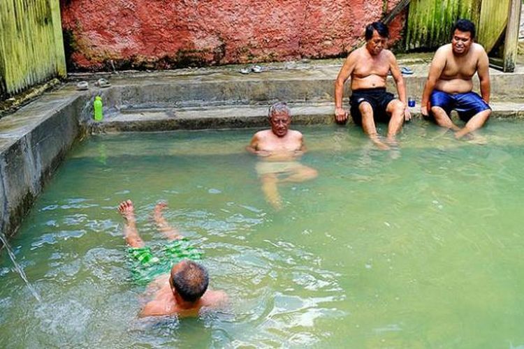 Pengunjung berendam di kolam umum pemandian air panas Gunung Pancar, Bogor, Rabu (13/4/2016). Untuk masuk ke obyek wisata alam ini, pengunjung membayar biaya masuk Rp 5.000 per orang.

