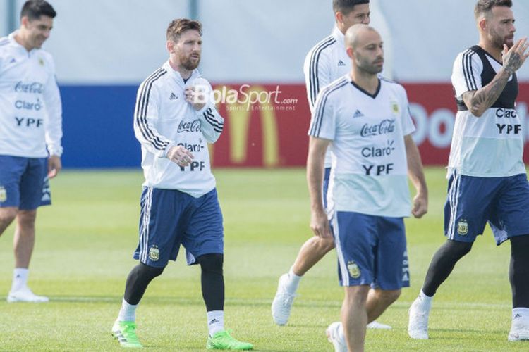 Megabintang Argentina, Lionel Messi, berjalan bersama rekan-rekannya di sesi latihan terbuka timnas Argentina di Bronnitsy Training Center, Moscow Oblast, pada Senin (11/6/2018).
