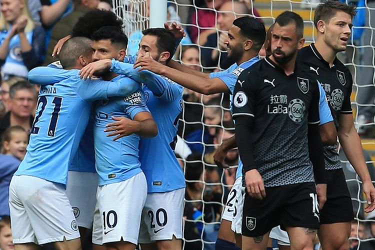 Para pemain Manchester City merayakan gol yang dicetak Sergio Aguero dalam laga Liga Inggris melawan Burnley di Stadion Etihad, 20 Oktober 2018.