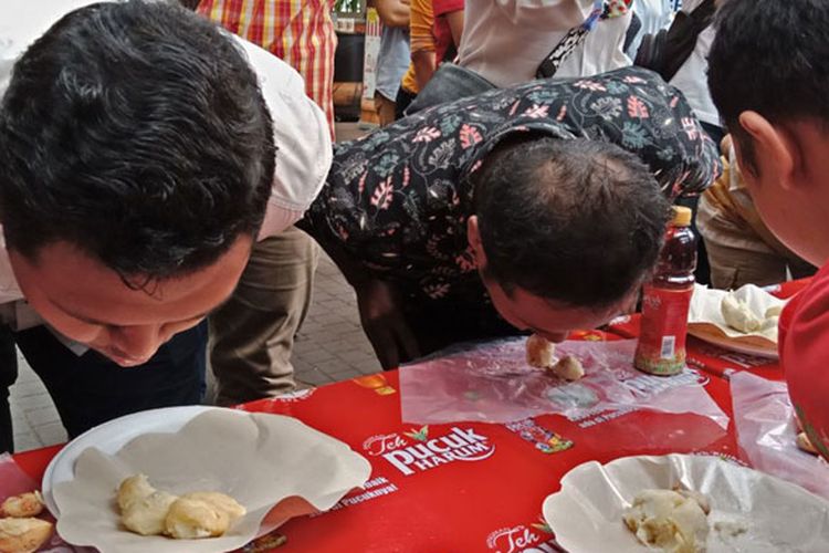 Lomba makan durian yang berlangsung setiap hari, di bazar durian Blok M Square, Jakarta, Rabu (7/3/2018).