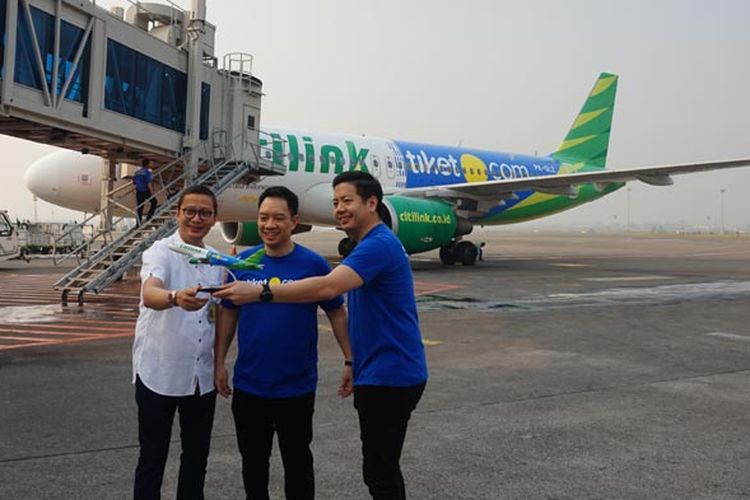 Pesawat Citilink dengan logo tiket.com di Bandara Soekarno-Hatta, Jumat (27/7/2018). Paling kiri Andy Adrian (Direktur Komersial Citilink) dan Co-Founder & Chief Marketing Officer tiket.com, Gaery Undarsa (kanan).