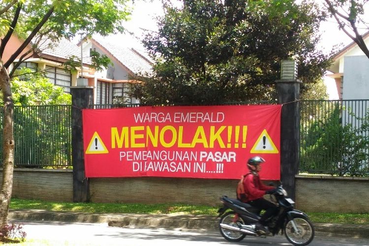 Spanduk penolakan warga Emerald, Bintaro, Tangerang Selatan, atas wacana pembangunan pasar di kawasan perumahan. Foto diambil Jumat (17/11/2017).