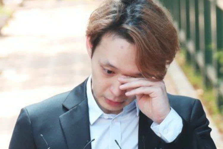 Mantan member JYJ, Park Yoochun menangis dan meminta maaf kepada penggemar setelah terbukti mengonsumsi narkoba.