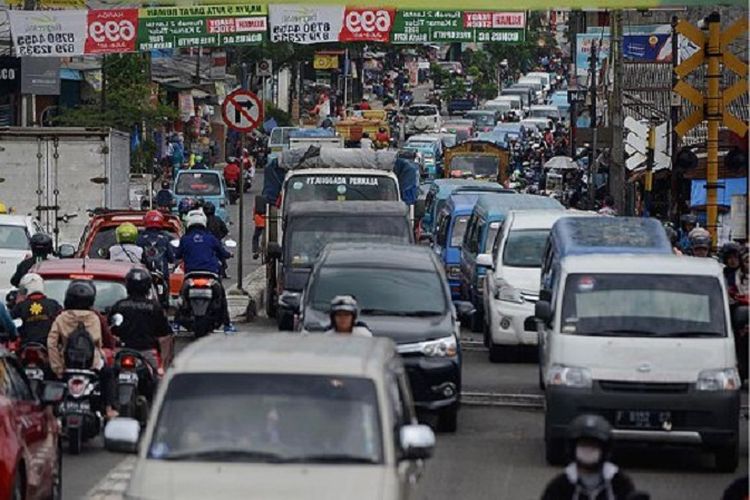 Kendaraan terjebak macet di Jalan Dewi Sartika, Depok, Rabu (26/4). Kemacetan lalu lintas menjadi salah satu masalah serius yang dihadapi Kota Depok pada usianya ke-18. Kepadatan lalu lintas tersebut imbas dari tumbuhnya permukiman, penduduk, dan kendaraan bermotor yang cukup pesat di kota ini. 