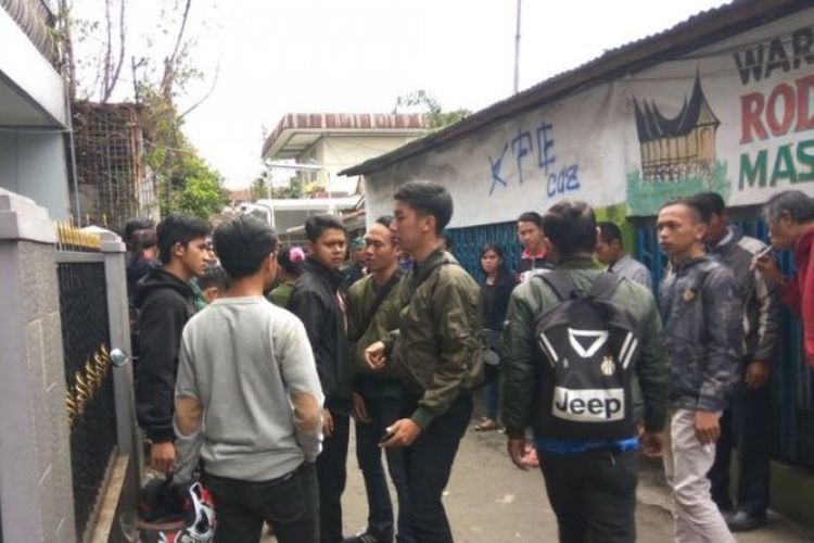 Sejumlah bobotoh berkerumun di depan rumah almarhum Ricko Andrean.