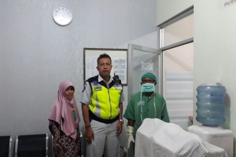 Petugas Jasa Raharja menyambangi kamar jenazah RS PKU Muhammadiyah Gombong, Senin (28/8/2017), untuk mencari identitas korban kecelakaan adu kambing di Kebumen sehari sebelumnya.