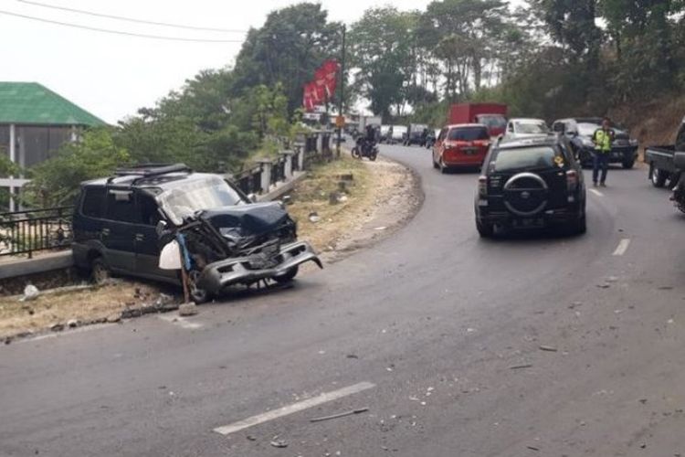 Mobil kijang bernomor polisi Z 1147 HA berwarna hitam menabrak bagian kiri dumptruck bernomor polisi D 9791 AE di Jalan Cobogo-Cipatat RT 03/22 Desa Citatah Kecamatan Cipatat, Kabupaten Bandung Barat, Senin (18/9/2017) sekira pukul 11.10 WIB. 