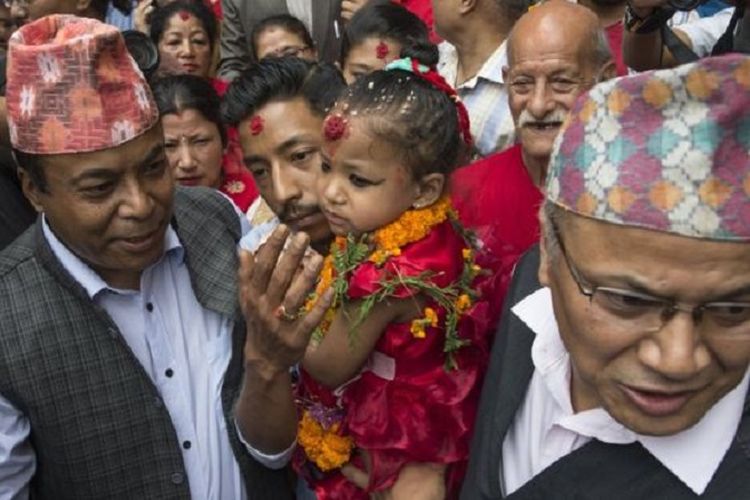 Setelah penobatan, Trishna Shakya digendong ayahnya ke tempat tinggal barunya., Istana Kumari.
