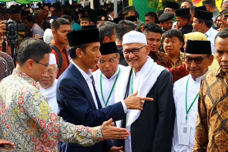 Presiden RI Joko Widodo usai membuka Musyawarah Nasional dan Konferensi Besar Alim Ulama Nahdlatul Ulama di Islamic Center Mataram, Kamis (23/11/2017).