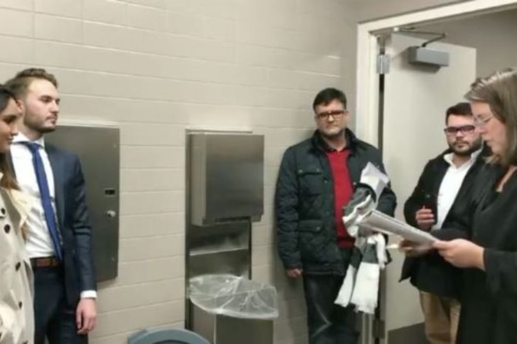 Pasangan Schulz ketika melangsungkan pernikahan di toilet di Freehold, New Jersey (2/1/2018). Pasangan itu terpaksa menikah di toilet setelah ibu Brian Schulz mengeluhkan sesak napas.