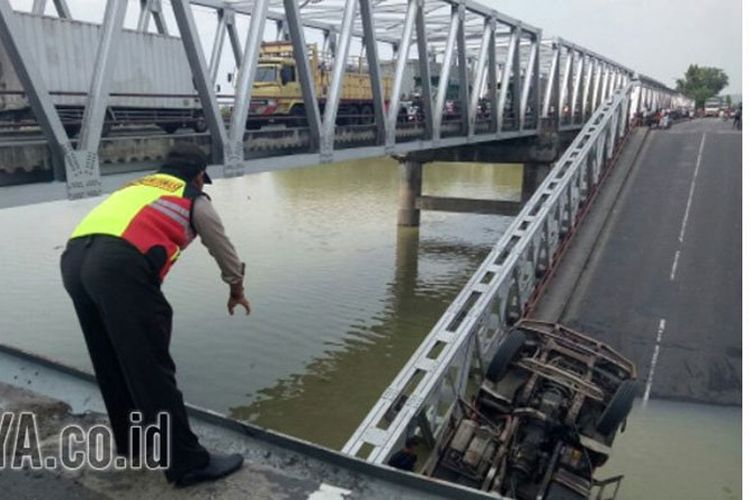 Jembatan Babat-Widang yang menghubungkan dua Kabupaten Lamongan-Tuban, ambruk, Selasa (167/4/2018). 
