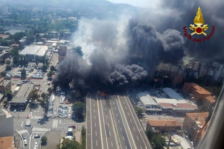 Ledakan truk tanki menimbulkan kepulan asap hitam di jalan dekat bandara, Bologna, Italia, Senin (6/8/2018). (Vigili del Fuoco via AFP)