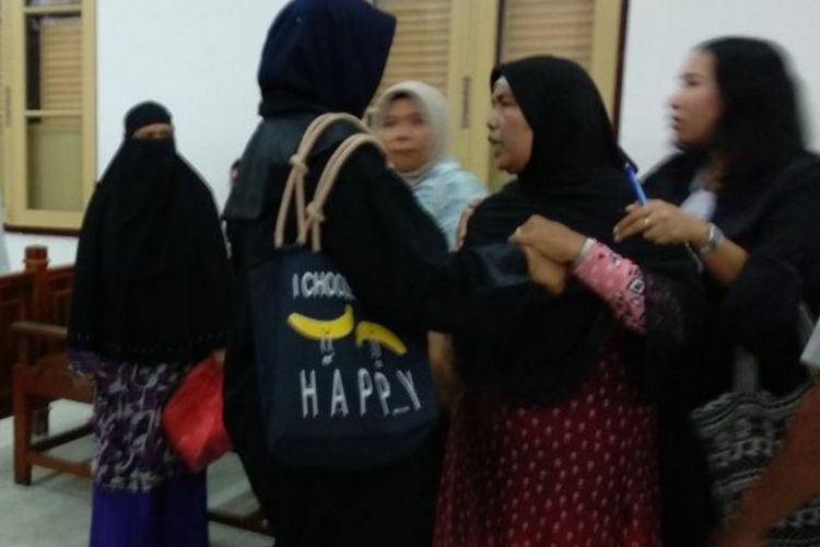 Ibu korban pembunuhan mengamuk pada menantunya di Pengadilan Negeri Medan, Kamis (23/8/2018).