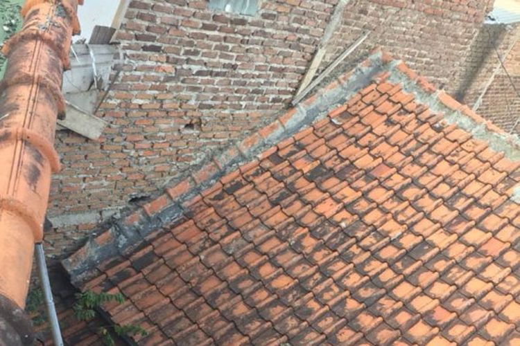 Tidak ada jalan akses ke rumah eko akibat terkepung rumah tetangga di Ujungberung, Kota Bandung.