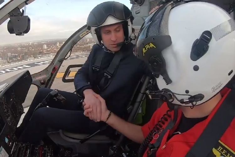 Pangeran William menerbangkan helikopter dan mendarat di helipad RS Royal London dalam rangka ulang tahun ke-30 badan amal Ambulans Udara London (LAA). (Twitter/Kensington Palace)
