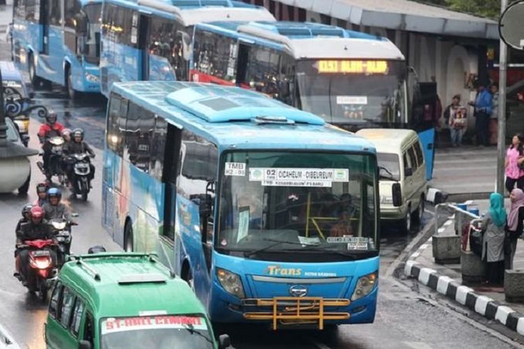 Bus Trans Metro Bandung (TMB) melintas di Jalan Asia Afrika, Kota Bandung, Selasa (29/8/2017). 