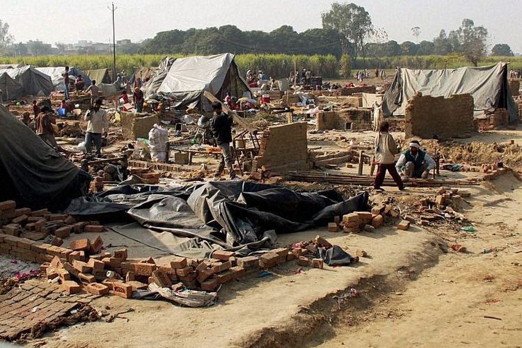 Akibat kerusuhan tersebut, sebanyak 50.000 umat Muslim harus mengungsi. Foto ini diambil di sebuah kamp pengungsian,  Muzaffarnagar Victim Relief Camp, tiga tahun setelah kerusuhan.