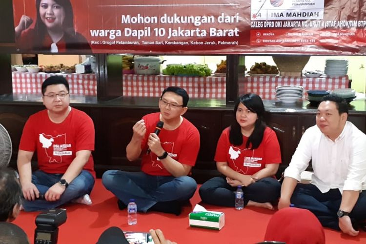 Mantan Gubernur DKI Jakarta, Basuki Tjahaja Purnama atau Ahok (dua dari kiri, pakai kaos merah) saat mengunjungi daerah Meruya Utara, Jakarta Barat, Rabu (30/1/2019).