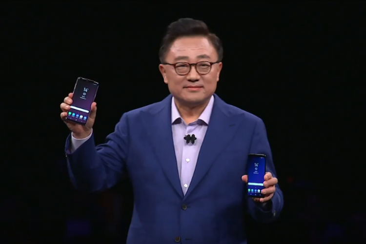 CEO <a href='https://kaltim.tribunnews.com/tag/samsung' title='Samsung'>Samsung</a> Mobile DJ Koh memamerkan smartphone Galaxy S9 dan Galaxy S9 Plus untuk pertama kalinya di Barcelona, Spanyol, Minggu (25/2/2018).