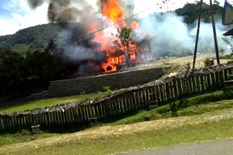 Suasana rumah pribadi Bupati Pegunungan Bintang, Constam Otemka di bakar massa