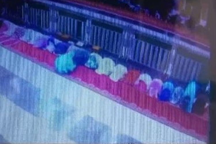 Pencuri pria yang menyamar jadi jamaah perempuan dengan memakai mukena dan masker, menggasak tas berisi uang, emas, HP dan atm milik jamaah perempuan di Masjid Syuhada, Polewali Mandar, Sulawesi Barat.