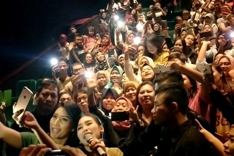 Artis peran Tyas Mirasih dan penyanyi dangdut Ayu Ting Ting menemui penonton film yang mereka bintangi, Dimsum Martabak, di XXI Blok M Square, Kebayoran Baru, Jakarta Selatan, Selasa (19/6/2018).