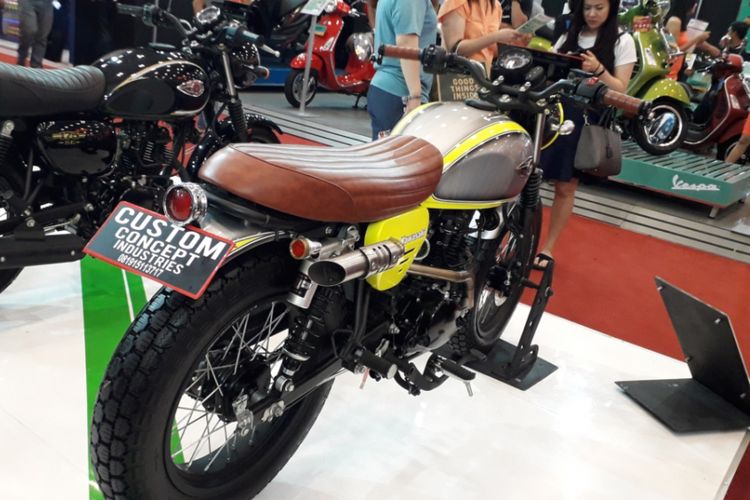 Kawasaki W175 bergaya flat tracker yang dipamerkan di booth Kawasaki Motor Indonesia selama pameran GIIAS 2018.