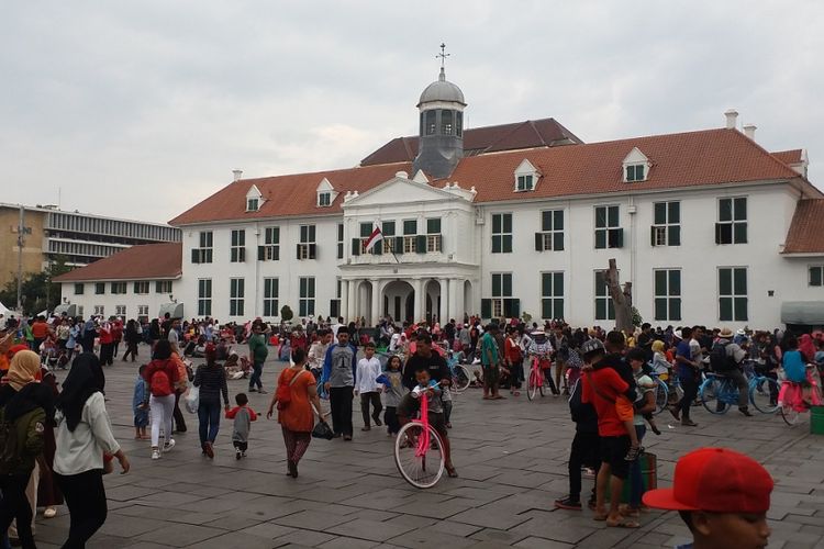 Pengunjung terlihat ramai di pelataran terbuka kompleks Museum Fatahillah, Jakarta Barat, Jumat (30/6/2017).