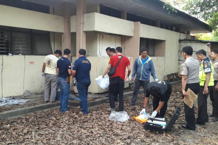 Polisi melakukan olah TKP penemuan mayat di dalam kampus Universitas Islam Negeri (UIN) Alauddin, Makassar, Minggu (6/8/2017).