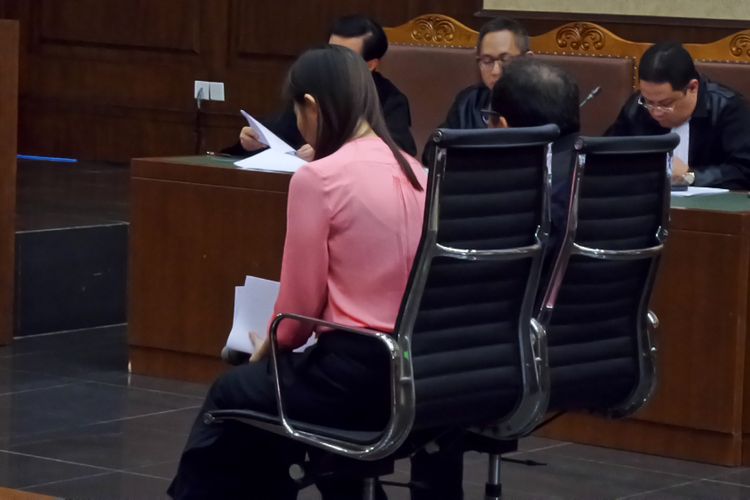 Ng Fenny dan Basuki Hariman menyampaikan pleidoi sebagai terdakwa di Pengadilan Tipikor Jakarta, Senin (7/8/2017).