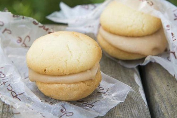 “Kyarameru sando horohoro kukkii/caramel sandwich melting cookie” (250 yen 2 buah) memiliki karakteristik berupa tekstur yang meleleh saat digigit.