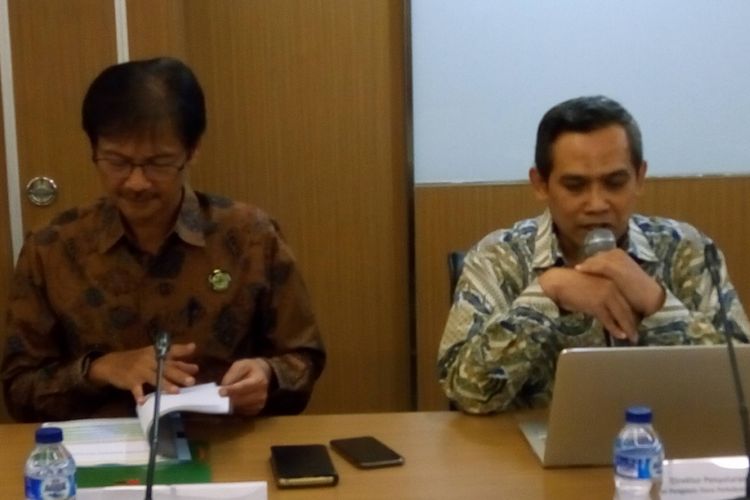 Duduk dari kiri ke kanan, Direktur Jenderal Energi Baru Terbarukan dan Konservasi Energi Kementerian Energi Sumber Daya Mineral (EBTKE ESDM) Rida Mulyana dan Direktur Penyaluran Dana Badan Pengelola Dana Perkebunan Kelapa Sawit (BPDPKS) Edi Mulyono saat memberikan keterangan pers di Jakarta, Selasa (6/3/2018).