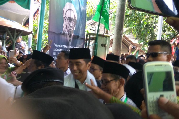 Jokowi disambut warga Nahdliyin saat tiba di Pondok Pesantren Miftahul Huda Al Azhar Citangkolo, Kota Banjar, Rabu (27/2/2019).
