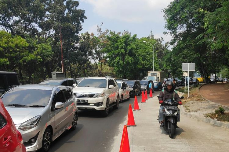 Akses menuju Universitas Indonesia macet pada hari pertama uji coba secure parking, Senin (15/7/2019).