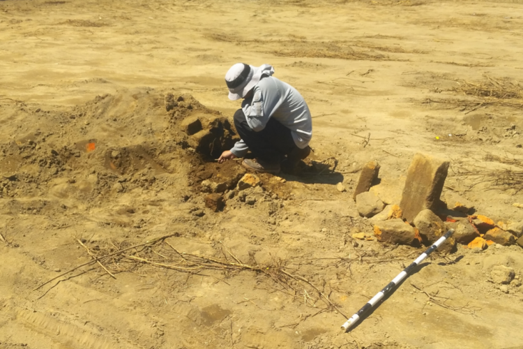 Petugas BPCB saat berada di lokasi penemuan struktur batu bata kuno di Dusun Wonorejo, Desa Semanding, Kecamatan Gurah, Kabupaten Kediri, Jawa Timur, Rabu (28/3/2018).