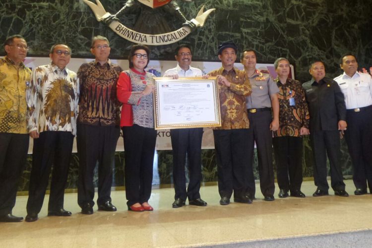 Gubernur DKI Jakarta Djarot Saiful Hidayat, para pimpinan DPRD DKI Jakarta, dan Wakil Ketua KPK Basaria Panjaitan membuat kesepakatan pencegahan korupsi di Balai Kota, Rabu (4/10/2017). 