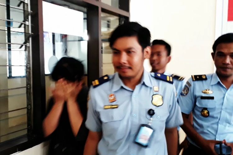 Seorang WNA asal Tiongkok dideportasi pihak Keimigrasian kota Palopo, Sulawesi Selatan, karena menyalahgunakan Visa, Rabu (08/05/2019)
